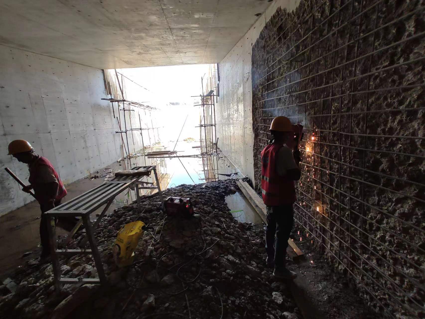 甘南挖断承重墙导致楼体开裂，加固施工方案出炉